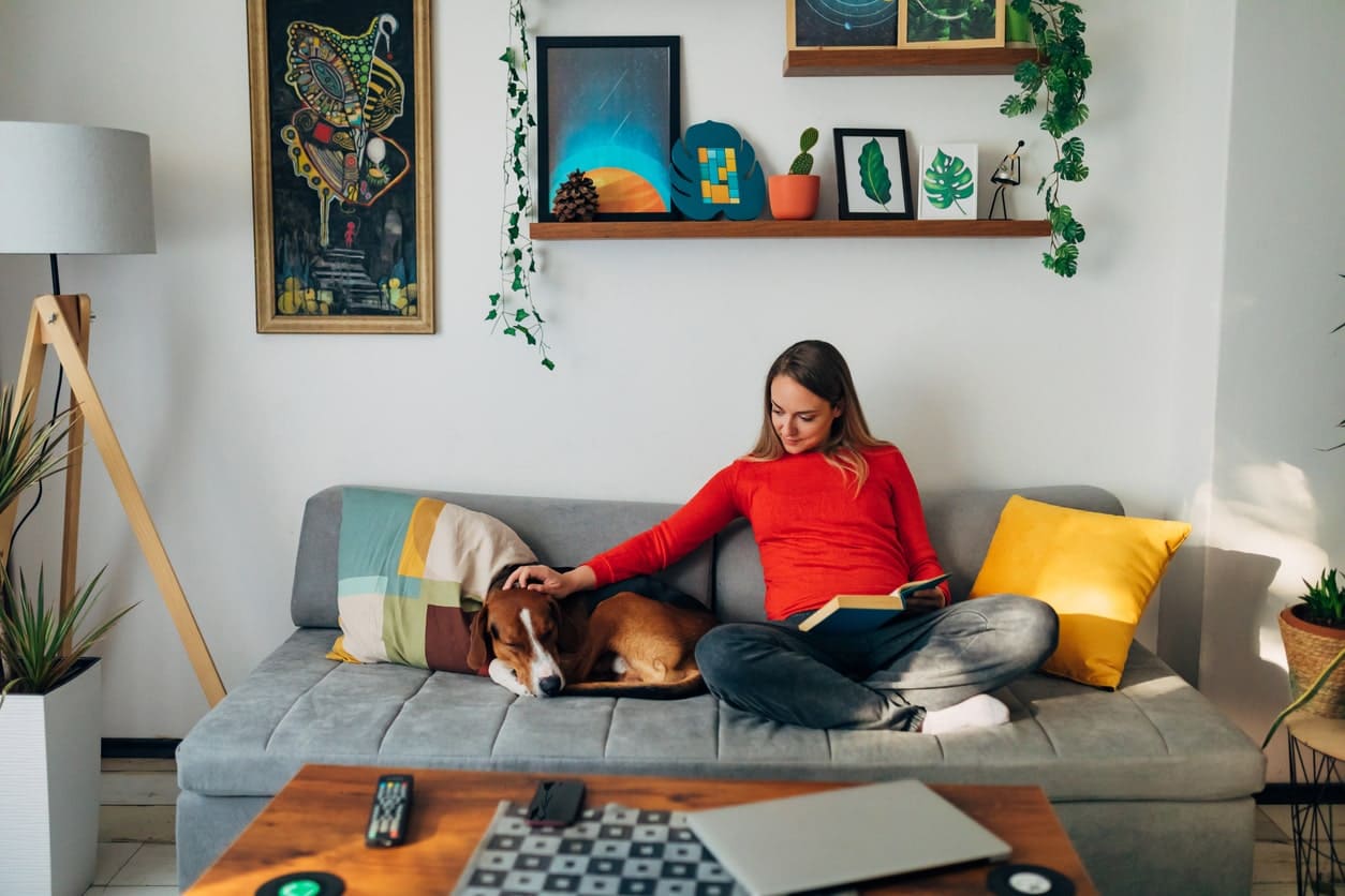 asfaleia katoikias - eurolife blog header - woman at home with a dog