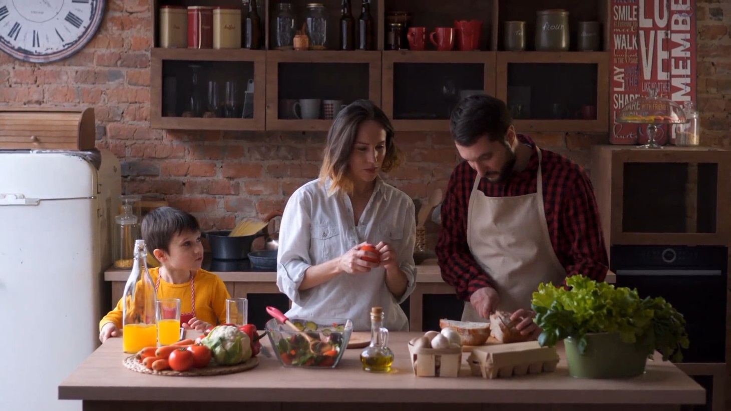 Eurolife Blog - Family preparing healthy meal