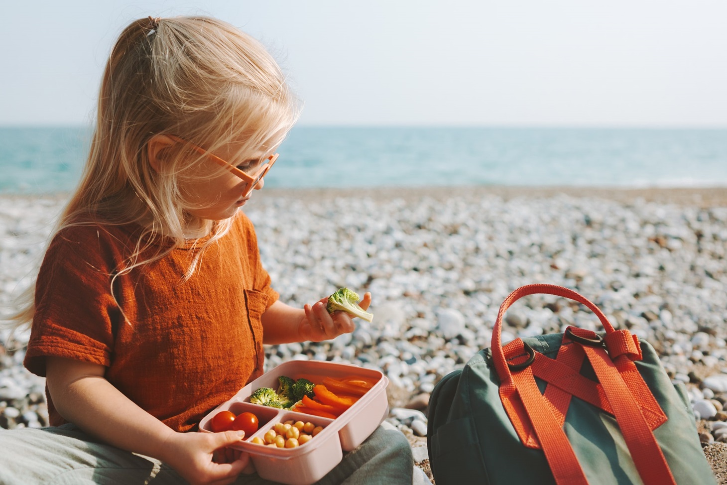 eurolife-blog paidi koritsaki stin paralia me snack sto xeri