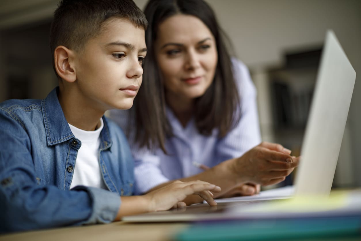 Eurolife blog - mother with son using laptop