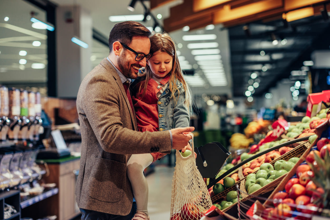 Eurolife blog - father and daughter shopping with canvas bag