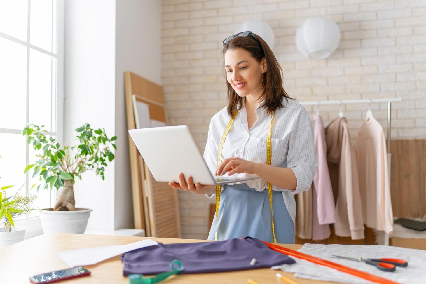 eurolife blog νεαρή γυναίκα επιχειρηματίας μόδας ασχολείται με το laptop της