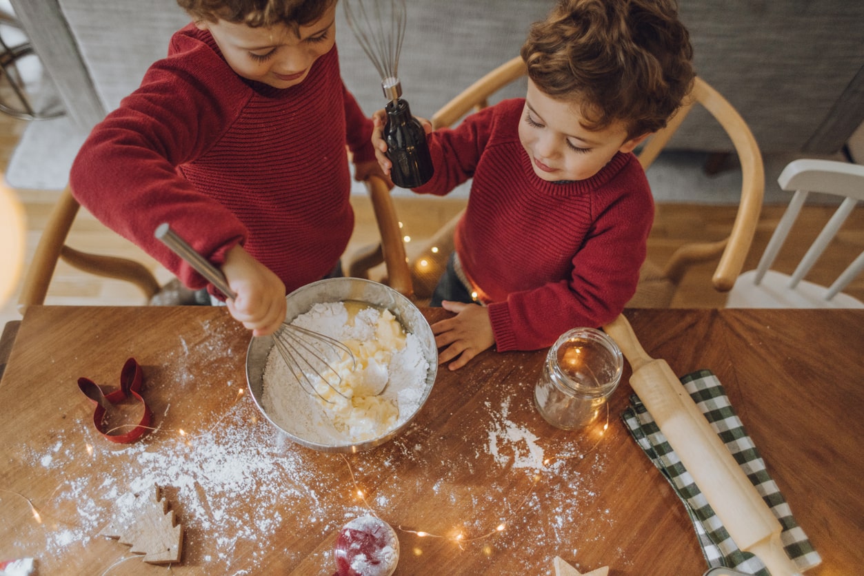 eurolife blog χριστουγεννιατικα εθιμα - μικρά αγόρια φτιάχνουν κουραμπιέδες στην κουζίνα