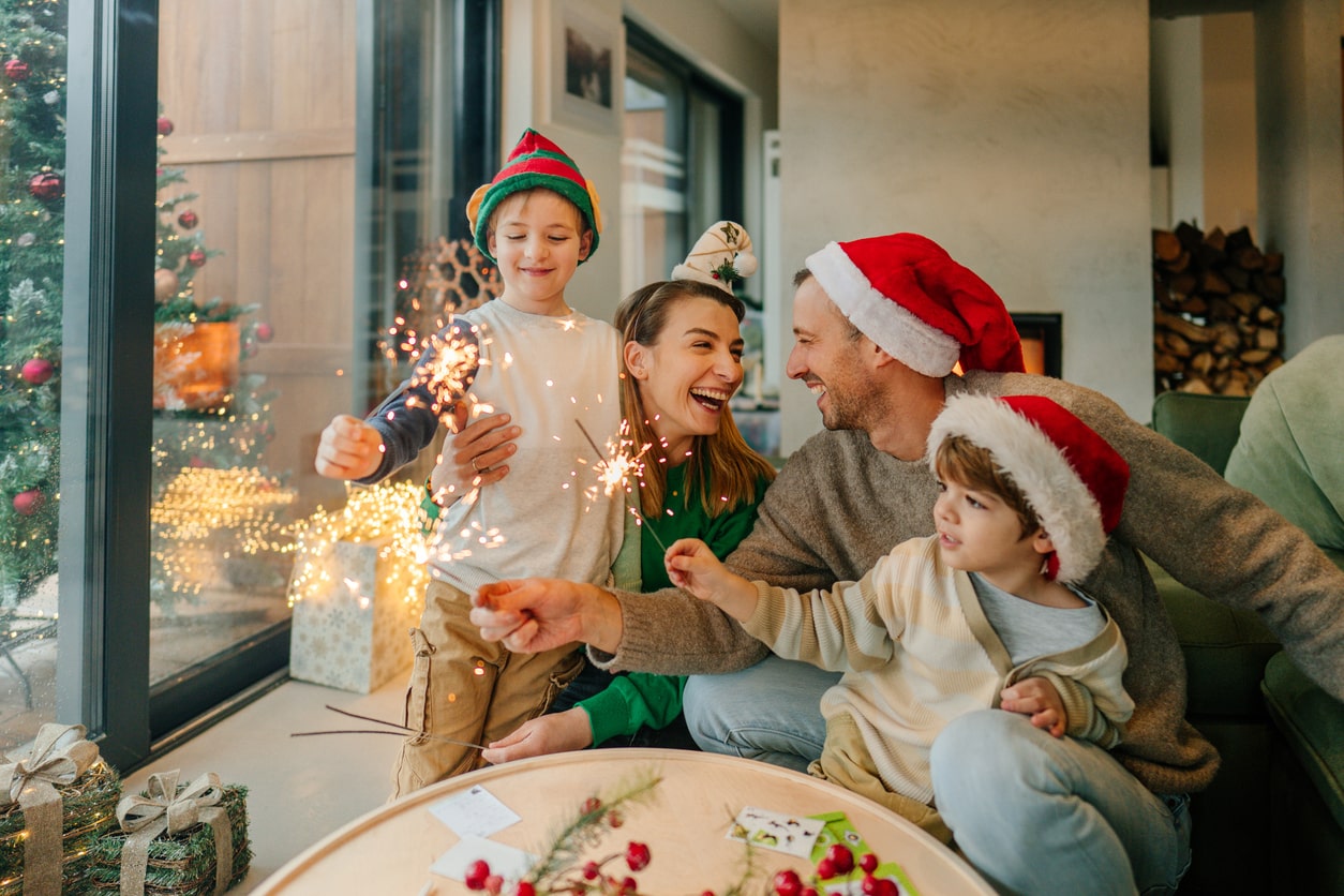 eurolife blog ευτυχισμένη οικογένεια με χριστουγεννιάτικα καπέλα