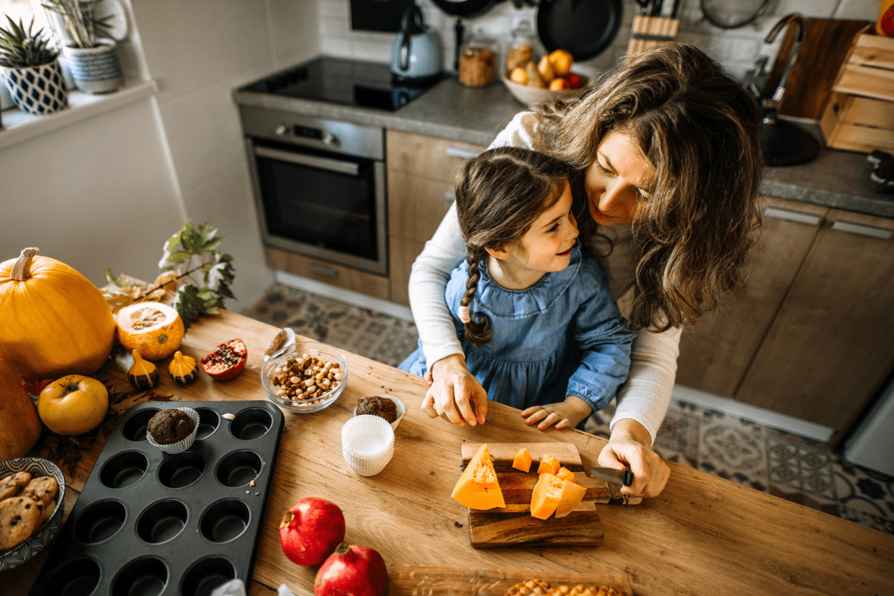 Eurolife Blog - μαμά και κόρη μαγειρεύουν στην κουζίνα φθινοπωρινές συνταγές με κολοκύθα και άλλα υλικά