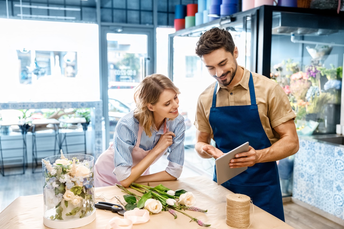 eurolife blog - άνδρας και γυναίκα επιχειρηματίες ενός ανθοπωλείου κοιτάνε ένα tablet