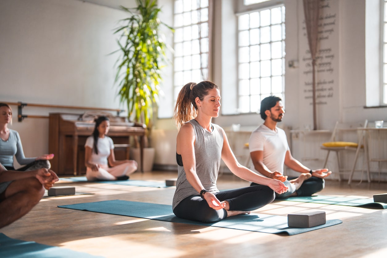 eurolife blog - κίνητρο για γυμναστική τον χειμώνα -  άνθρωποι που κάνουν γιόγκα