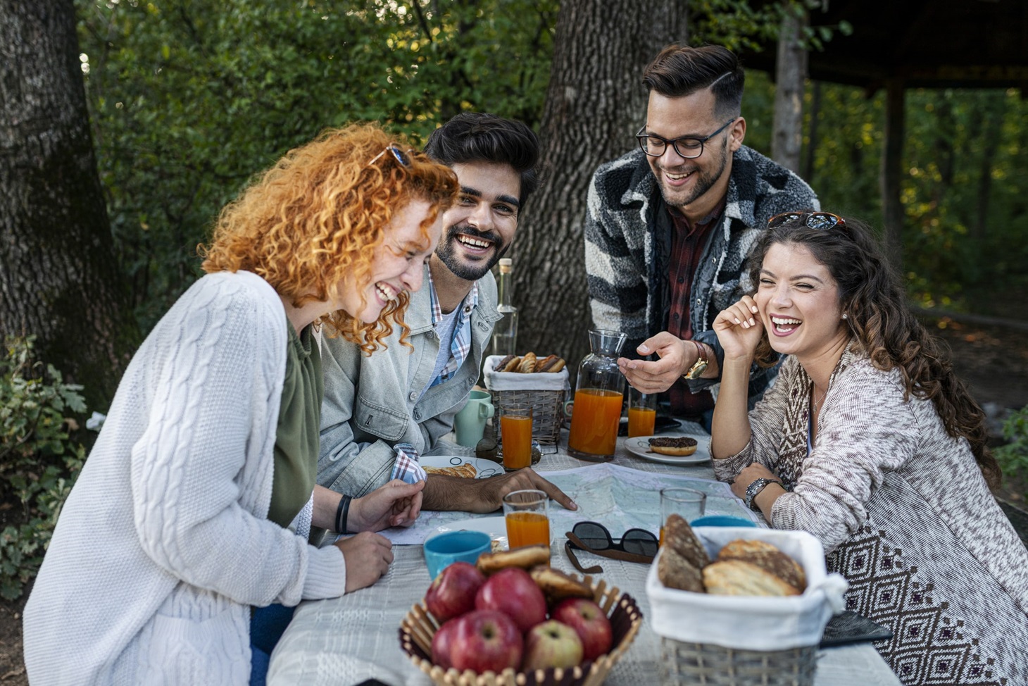 eurolife blog - παρέα με ευτυχισμένους ανθρώπους γυναίκες και άντρες τρώνε σε ένα τραπέζι έξω στην εξοχή