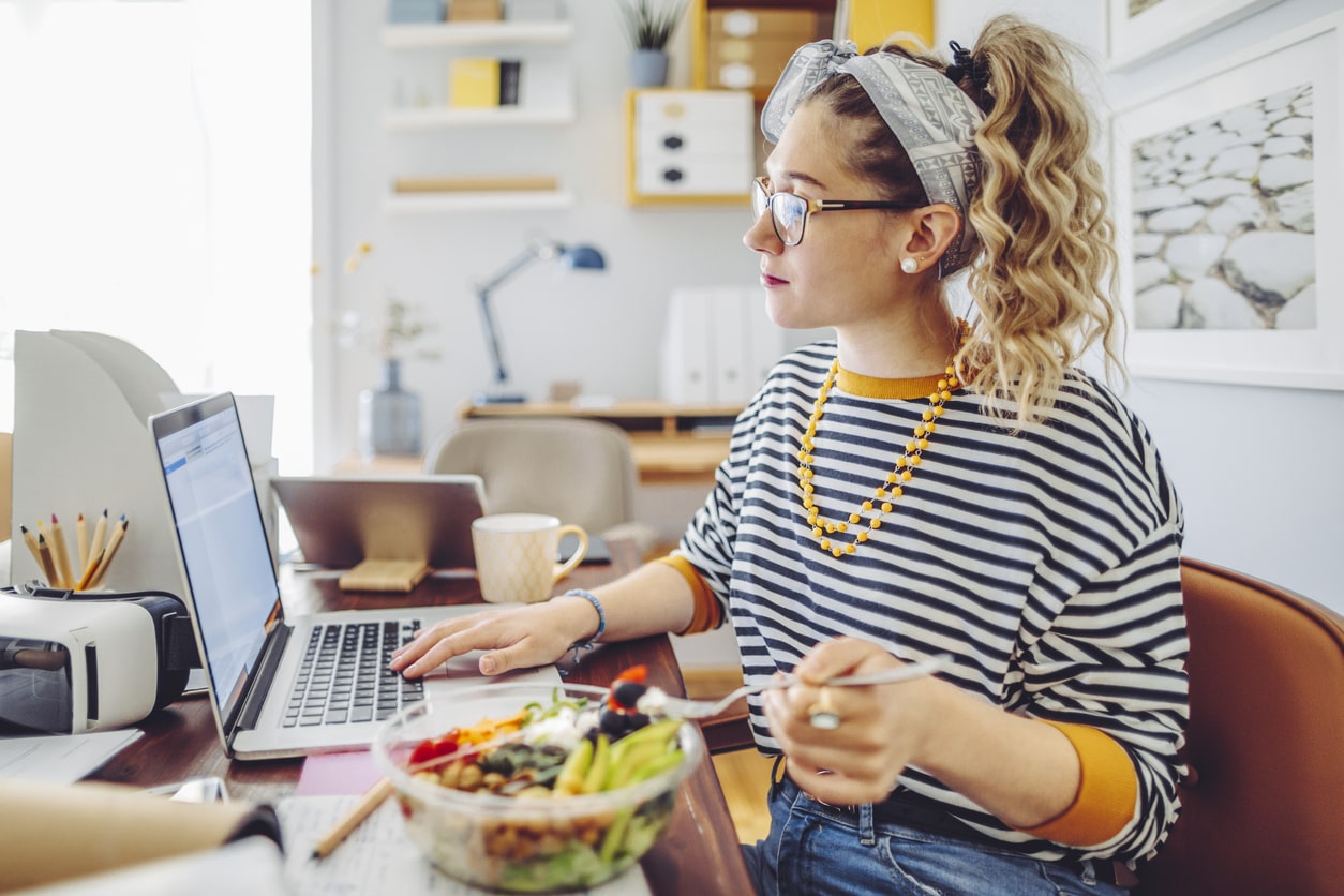 Eurolife Blog header - εργαζόμενη γυναίκα μπροστά στο laptop τρώει σαλάτα ενώ δουλεύει
