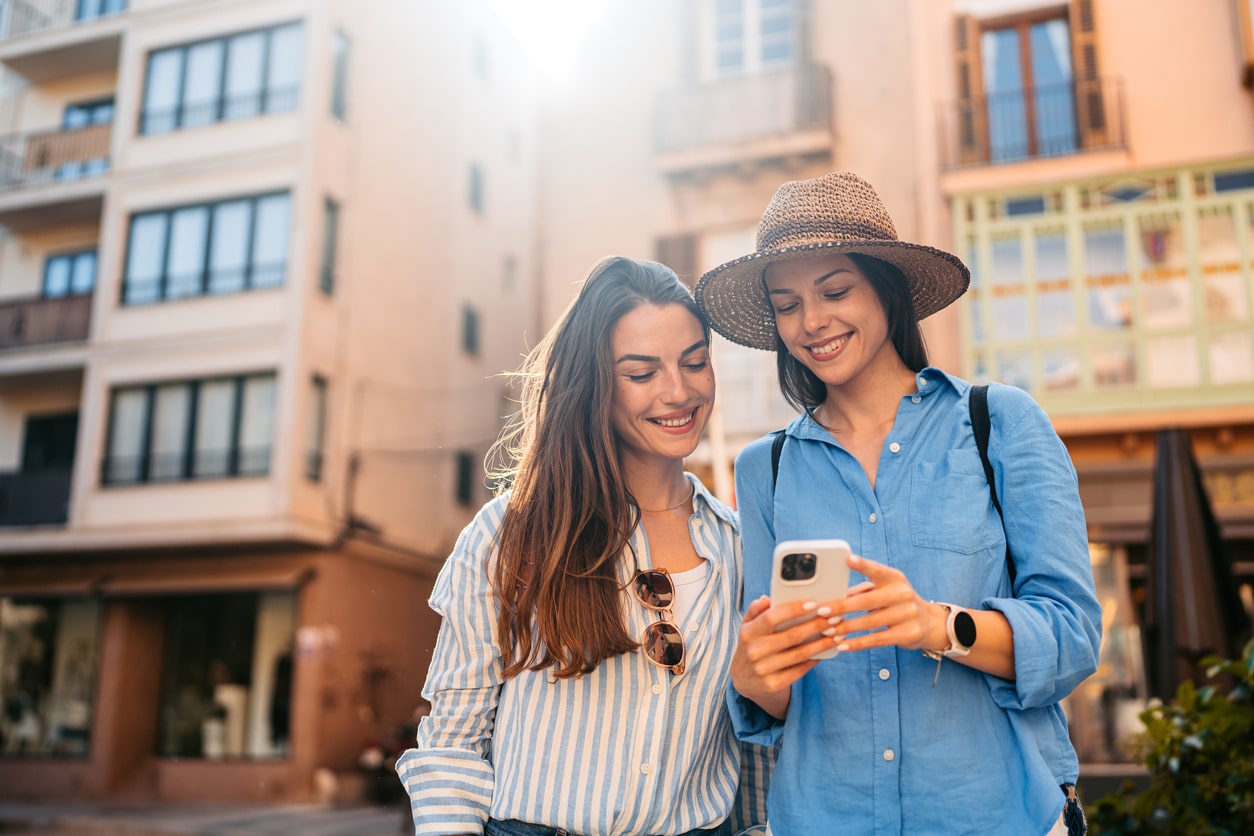 Eurolife Blog - δύο κορίτσια σε διακοπές κοιτάνε στο κινητό τον χάρτη