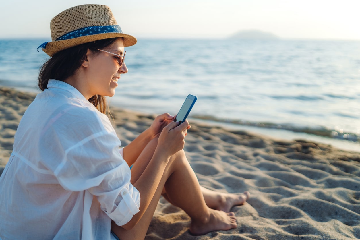 Eurolife Blog - κοπέλα στην παραλία κοιτάει το κινητό της