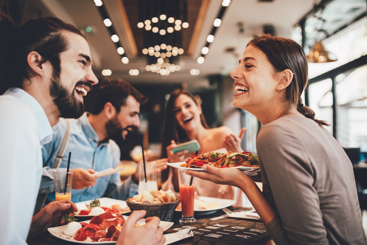 Eurolife Blog - χαρούμενη παρέα σε έξοδο για φαγητό γελάνε
