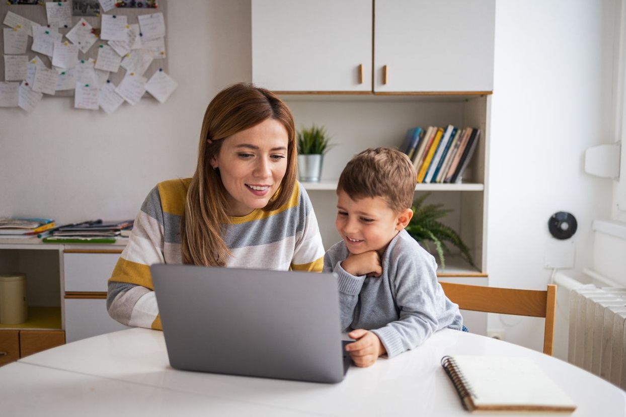 eurolife blog - μητέρα με παιδί κάθονται μπροστά από ένα λάπτοπ