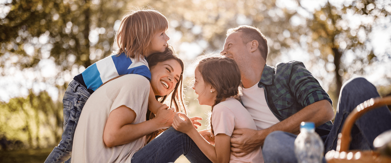eurolife - my health first header - χαρούμενη οικογένεια σε πικ νικ