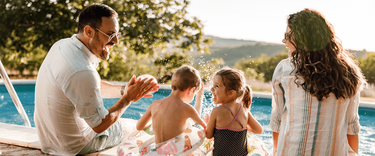 eurolife wel4me header - οικογένεια διασκεδάζει στην πισίνα