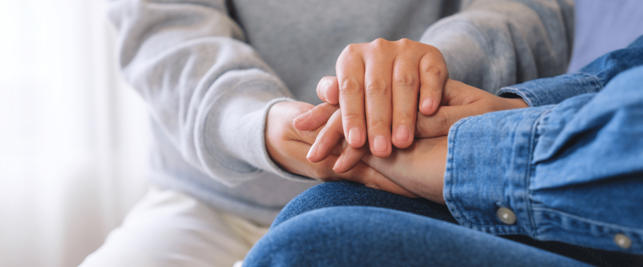 Mental health benefits - δύο ζευγάρια χέρια που κρατιούνται υποστηρικτικά