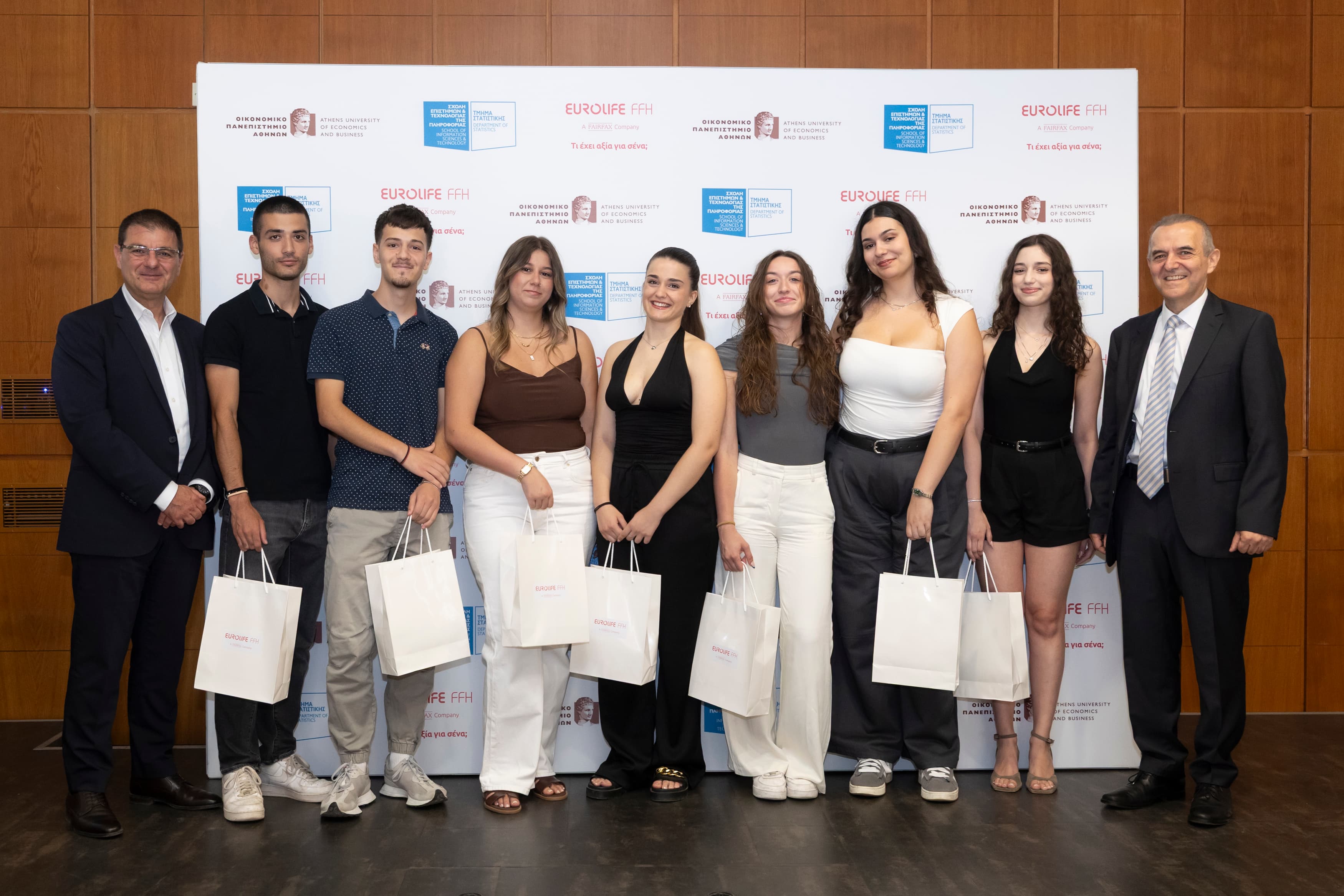 Ομάδα φοιτητών μαζί με τον Βασίλη Νικηφοράκη, Γενικό Διευθυντή Οικονομικών Υπηρεσιών, Στρατηγικού Σχεδιασμού & MIS της Eurolife FFH και τον Αλέξανδρο Ζυμπίδη, Αναπληρωτή Καθηγητή στο Τμήμα Στατιστική του Οικονομικού Πανεπιστημίου Αθηνών