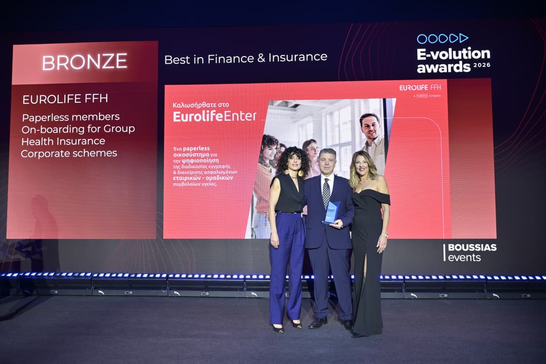 Στιγμιότυπο από την βράβευση. Εμφανίζονται οι Ελένη Καραγιαννίδου - Group Contracts Portfolio Administrator Eurolife FFH, Λεωνίδας Σίδερης - Διευθυντής Ομαδικών Ασφαλίσεων και Affinities της Eurolife FFH, Έφη Καραμπεσίνη - Group Contracts Portfolio Deputy Manager Eurolife FFH